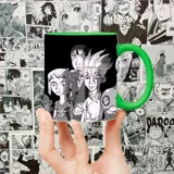 Taza blanca con interior y asa verde, con estampado de personajes del manga Dr. Stone.