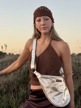 Gorro tipo casquete tejido al crochet color marrón, con apliques de perlas blancas.