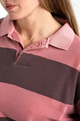 Sweater tipo polo de manga larga con diseño de rayas horizontales en tonos rosa y gris oscuro. Presenta cuello clásico y puños acanalados, confeccionado en algodón peinado.