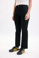 Pantalón de jean negro de corte cropped flare, con tiro medio-alto y bolsillos clásicos.