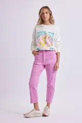 Pantalón mom fit de color rosado, confeccionado en denim, con tiro alto y corte relajado en la pierna.