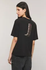 Remera negra de algodón con calce oversize, escote redondo, mangas cortas y estampa frontal con la frase "Light my fire".