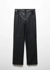 Pantalón de tiro alto con efecto piel, de diseño recto y largo. Cuenta con trabillas para cinturón, cinco bolsillos funcionales y cierre frontal con cremallera y botón.
