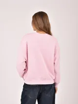 Buzo negro de cuello redondo, manga larga y puños y dobladillo acanalados.