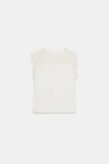 Blusa sin mangas de cuello redondo, con canesú superior de crochet y cuerpo plisado. Cuenta con forro interior y cierre trasero con botón.