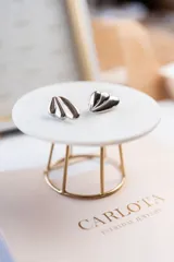 Aros plateados de acero quirúrgico con diseño orgánico y moderno.