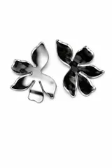 Aros colgantes con diseño de flor orgánica en acrílico espejado plateado y negro.