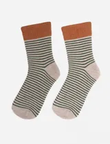 Medias de caña media con diseño de rayas horizontales finas en color verde sobre fondo beige, con puño superior en color naranja.