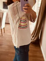 Remera de algodón crudo tejida con bolsillo y espalda de lino a rayas de colores.
