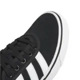 Zapatillas Adidas Adiease negras con las tres tiras blancas y suela blanca.