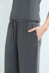 Pantalon de descanso de corte amplio y tiro medio, con cintura elástica y cordón ajustable.