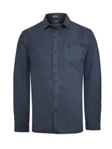Camisa de manga larga para hombre, color azul oscuro con efecto lavado/desgastado (ombre blue). Presenta cuello camisero, cierre frontal de botones y un bolsillo de parche en el pecho con un pequeño logo bordado.