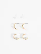 Set de tres pares de aros dorados: un par de perlas, un par de aros tipo argolla lisa y un par de aros tipo argolla con textura.