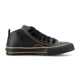 Zapatillas de media caña John Foos modelo 164 Flashback go, reedición del modelo icónico de los años 90. Confeccionadas en cuero ecológico negro con bordado del logo retro, forrería de microcanvas crudo, ojalillera de bronce, cordones chatos de algodón negros y base de caucho vulcanizado negra con doble filete.