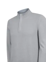 Sweater de punto gris, con cuello alto abotonado mediante cierre corto frontal, de manga larga y calce clásico.