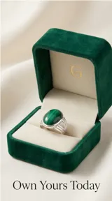 Anillo de plata 925 con piedra malaquita natural en forma ovalada y engaste clásico.