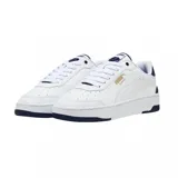 Championes Puma modelo CA Match, de diseño urbano y deportivo. Presentan una base blanca con detalles en azul marino en el talón y la suela, y el logo de la marca en color dorado en el lateral.