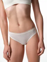 Bombacha tipo colaless de tela rib acanalada, con elástico aplicado en cintura y piernas con detalle de línea fina en contraste. Cuenta con fundillo de algodón.