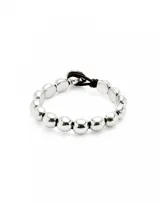 Pulsera con cuentas peque
nas de aleaci
f3n de metales ba
f1adas en plata de ley, con cierre de cuero marr3n.