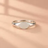 Anillo sello de plata 925 con superficie superior ovalada y diseño minimalista.