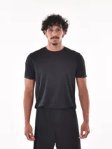 Remera deportiva negra de manga corta y cuello redondo.