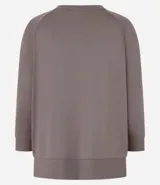 Blusa color gris topo con escote en V y mangas 3/4.