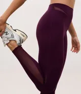 Legging deportiva de tiro alto con cintura ancha, confeccionada en poliamida y elastano. Presenta un diseño ajustado al cuerpo en color violeta oscuro, con costuras reforzadas y acabado liso.