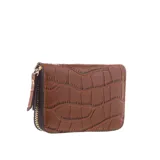 Tarjetero marrón con textura símil cocodrilo, cierre perimetral con cremallera dorada y fuelle interior con múltiples ranuras para tarjetas.