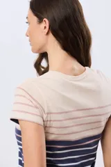 Remera de manga corta y cuello redondo, confeccionada en algodón con diseño de rayas horizontales en tono beige, rosado y azul marino.