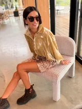 Minifalda de lentejuelas con cintura elástica, diseñada con un ajuste cómodo y flexible.