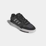 Championes Adidas Drop Step Low 2.0, color negro con detalles plateados y suela blanca. Diseño de caña baja inspirado en el básquet, con exterior de gamuza y material sintético.
