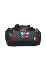 Bolso deportivo tipo duffel bag, color negro y gris con estampado de camuflaje en tonos grises. Presenta el logo de los Chicago Bulls en el centro con ribetes rojos y el logo de la NBA en el lateral.