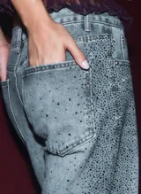 Jean de tiro medio con corte recto y diseño de strass aplicado en los laterales de las piernas.