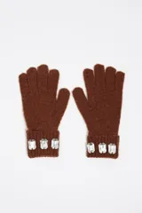 Guantes de punto color marrón con puños acanalados y aplicación de tres cristales rectangulares en cada uno.