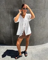 Camisa blanca de tusor de algodón, con lazos regulables al frente y corte relajado.