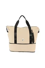 Bolso de nylon color beige, tipo shopper, con asas de mano y tiras negras. Cuenta con compartimento inferior con cierre y un llavero colgante desmontable.