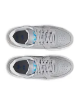 Championes Under Armour modelo Court Anatomix, color gris con detalles en blanco. Presentan una parte superior de gamuza resistente con revestimientos sintéticos, entresuela de EVA acolchada y suela de goma gruesa para mayor tracción.