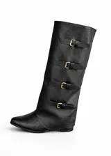 Bota de caña alta estilo slouchy color negro, con diseño de cuatro correas horizontales con hebillas metálicas doradas y punta redondeada.