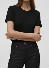 Camiseta negra de manga corta con cuello redondo, confeccionada en punto jersey de algodón orgánico.