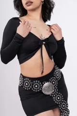 Top negro de mangas largas con escote en V y nudo ajustable en el centro.