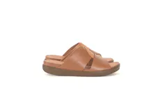 Sandalias de cuero color caramelo, con tiras cruzadas en el empeine, plataforma baja y suela de poliuretano flexible.