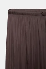 Pantalón de tiro medio, color negro, confeccionado en tejido satinado con diseño de pierna ancha y cintura elástica ajustable con cordón.