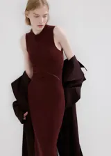 Vestido midi entallado de tejido de punto en color bordó, con cuello redondo y diseño sin mangas.