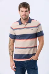 Remera polo de manga corta con cuello y puños en azul oscuro. Presenta un diseño de rayas horizontales en tonos de azul claro, azul oscuro, blanco, amarillo, rosa y verde. Incluye botones personalizados y un logo bordado en el pecho.