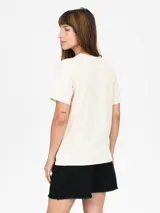 Remera de algodón color negro, de corte clásico con cuello redondo y mangas cortas. Presenta la palabra 'UNBOTHERED' estampada en letras blancas en el centro del pecho.