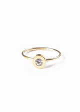 Anillo dorado de acero quirúrgico con números romanos grabados alrededor de un strass central.