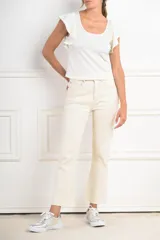 Pantalón de jean color crudo, tiro alto, corte flare y ruedo desflecado.