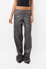 Pantalón gris de cuerina con estampado abstracto, corte recto y tiro medio.