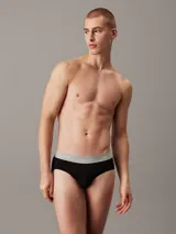 Pack de tres slips de algodón con cintura elástica distintiva de la marca Calvin Klein. Diseño con bolsa de apoyo contorneada y corte hip brief.