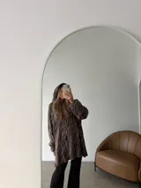 Canguro de viscosa con capucha, mangas largas abullonadas y diseño oversize con estampado animal print tipo cebra en tonos marrón y negro.